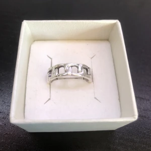 Silverfärgad ring - Hej! Säljer nu denna rostfria ”kedje” ring. Mycket fin ring, men har tyvärr inte kommit till användning och därav försöker jag sälja bort lite. Hör gärna av dig vid intresse!😁