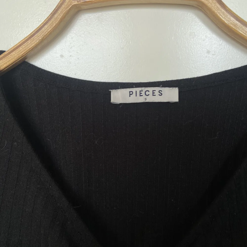 Svart långärmad tröja med V-ringning från Pieces. Köpt på Sellpy. Använd fåtal gånger, fint skick. Samfraktar gärna! ❤️. Tröjor & Koftor.