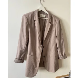 Fin kavaj/blazer - Mycket fin blazer/kavaj från NLY TRENDS. Väldigt oversized. Står strl 34 men passar mig som brukar ha 40. 