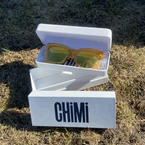 Säljer dessa riktigt snygga solglasögon från chimi. Modellen är 005 och i färgen mango. Säljer då de inte kommer till användning längre. Passar perfekt till både man och kvinna Tveka inte att skriva vid minsta fundering 