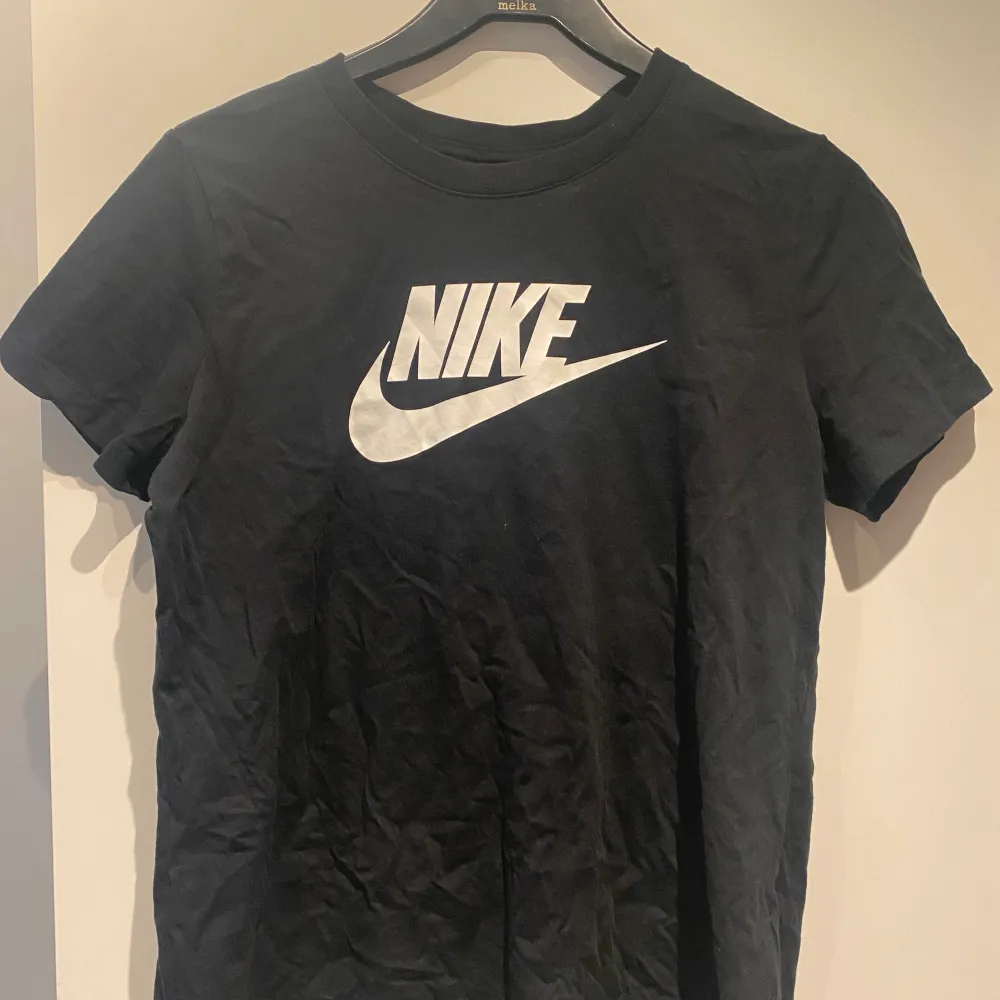 T-shirt från Nike i storlek L i barn storlek. Skulle säga att den sitter som en S/M på en vuxen. . T-shirts.