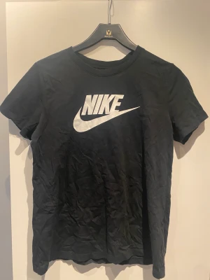 Nike T-shirt  - T-shirt från Nike i storlek L i barn storlek. Skulle säga att den sitter som en S/M på en vuxen. 