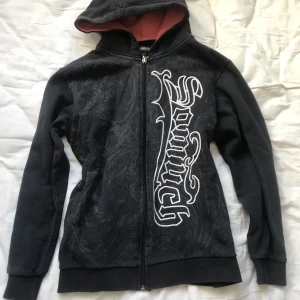 tröja - En svart zip up hoodie som sitter tajt på mig som är S och 162 lång. 