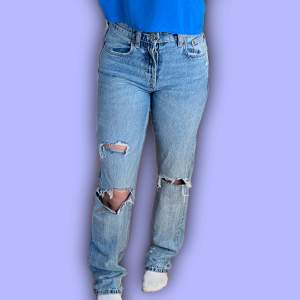 Midwaist slitna jeans Använda en del men bra skick Storlek 34