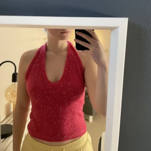 Rosa glittrig topp - Säljer denna rosa glittriga topp som man kan ha på olika sätt, se ovan. Den är från na-kd och är i storlek S. 😍