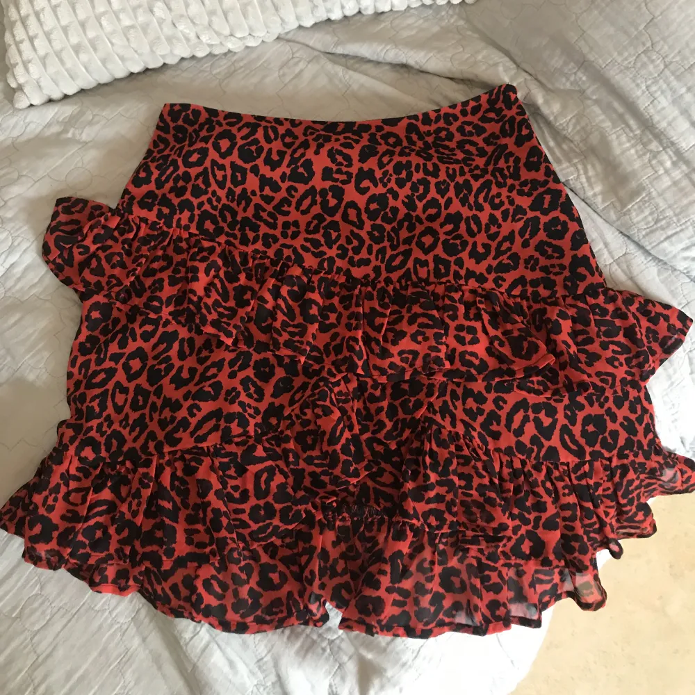 Röd volang kjol från bikbok som jag köpte secondhand. Den är knappt använd o är i bra skick☺️. Kjolar.