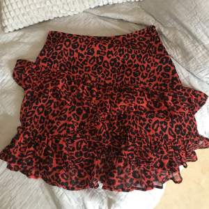 Röd volang kjol från bikbok som jag köpte secondhand. Den är knappt använd o är i bra skick☺️
