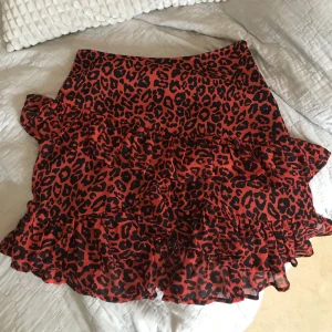 Volang kjol - Röd volang kjol från bikbok som jag köpte secondhand. Den är knappt använd o är i bra skick☺️