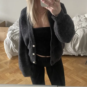 Kofta från Ichi - Sååå fin och mjuk kofta från Ichi i ull och alpackablandning. Nypris var 699 kr och den är i väldigt fint skick ❤️