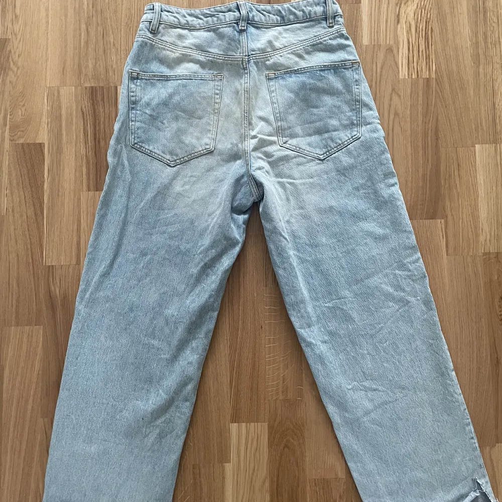 Säljer dessa ljusa jeans, de är lite mer åt de lösa hållet, inget märke eller lappar på byxorna. Pris kan diskuteras vid snabb affär!. Farkut & Housut.