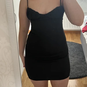 Klänning Zara - Snygg klänning med som en inbyggd korsett upptill! Aldrig använd, 200kr inklusive frakt❤️