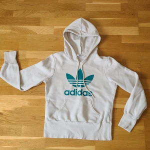 Adidas hoodie  - Adidas hoodie i storlek 38 (passar XS-S). Kan fraktas men köparen står för frakten 💕