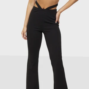 Byxor från Nelly.com  - Säljer dessa fina utsvängda byxor från Nelly, de är använda enbart en gång så nyskick! Supersköna och stretchiga. Säljer för att jag har ett par likadana i mindre storlek som passar bättre. 