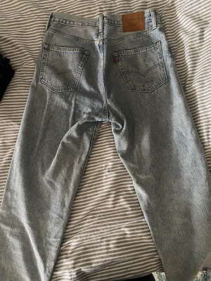 Levis Loose fit - Nästan helt oanvända Levi’s jeans 💫 Sitter fint om man gillar oversize looken! W31, längden står tyvärr inte men längden är så att byxan räcker ner till strax över foten på mig 🤝 Jag är 187cm, väger 75kg och jeansen sitter lite oversize på mig!