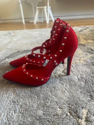 Klackskor  - Oanvända klackar i strl 36