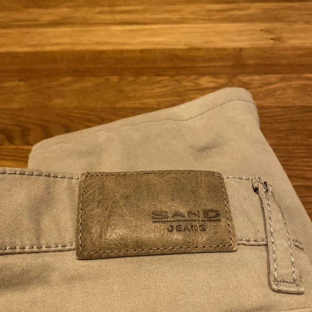 Säljer sand chinos i storlek 29/32. Dom har använts men är i väldigt bra skick. Passformen är slim-fit och nypris ligger på 2049 kr. Vid snabb affär kan pris diskuteras.. Jeans & Byxor.