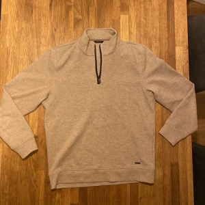 Massimo Dutti half zip - Säljer en Massimo Dutti half zip i storlek S. Har använts 1-2 gånger. Tröjan har inga defekter alls. Vid andra frågor är det bara att kontakta mig.