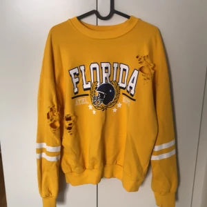 Gul tröja med tryck - Skön tröja från Gina som är perfekt för våren! 🌼 Storlek S, lite ”baggy”. Har rivna hål. Precis samma skick som nyköpt! 💛⭐️  Nypris: 280kr