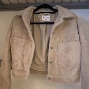 Jacka - Vår och höst jacka i fuskpäls! Den är använd fåtal gånger och är som ny.