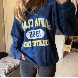 Sweatshirt - Säljer denna sjukt snygga sweatshirten som är från Urban Oufitters, perfekt inför sommaren med någon kjol. Den går inte längre att köpa! Storlek S 🌟💕