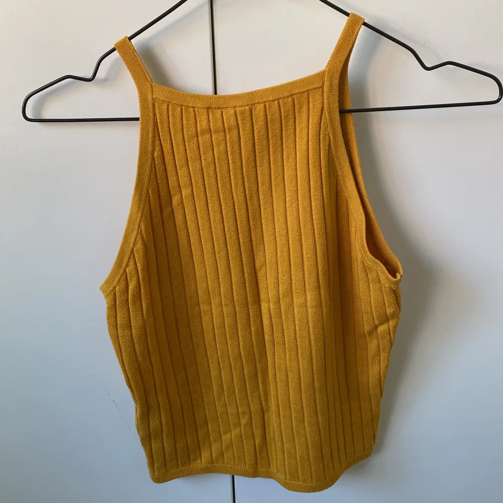 Jättefint gult ”stickat” linne från H&M. Om du vill se hur den ser ut på eller materialet på närmare håll så skriv privat💞. Toppar.