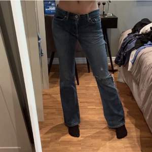 Lågmidjade bootcut jeans från Levi’s ❤️ modellen heter superlow bootcut 518. Storlek finns inte på lappen men passar en 36a 