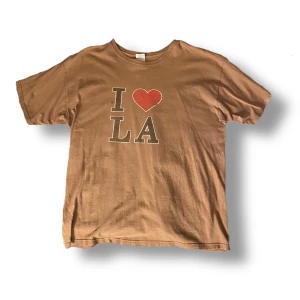 I love LA T-shirt  - Säljer denna snygga i ❤️ la T-shirt för den används inte! Jag tänker att någon annan kanske är intresserad! 😺 säljer för 100kr+frakt. hör av dig vid intresse! Om du är S och är intresserad så kommer den vara lite oversized! 😺