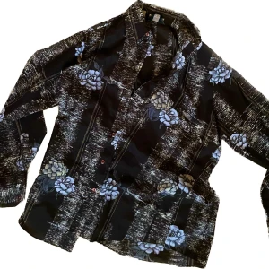 Blommig skjorta - En så unik blommig skjorta, väldigt 70-tal, köpt secondhand, strl M🌺 Säljes då den tyvärr inte kommer till användning längre. Köparen står för frakten, kan även mötas upp i Stockholm🌺