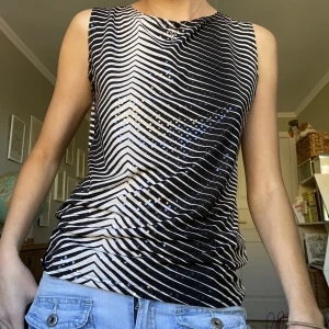 Så cool topp - Skit cool topp med coolt mönster och små genomskinliga glittriga paljetter💞köp ej frakt via appen!!❤️