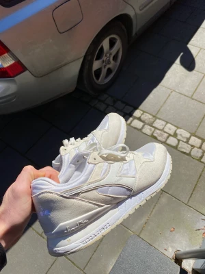 Diadora Sneakers - Vita Diadora sneakers i bra skick! Dem är små i storleken så ha det i avseende. 