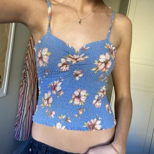 Somrigt linne  - Så fint blåt linne med blommor på, jätteskönt och sitter jättesnyggt på💞köp ej frakt via appen💞