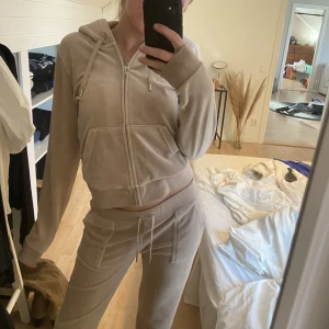 Juicy dress  - Säljer mina juicybyxor då dom inte kommer till användning 🥰 jag köpte dom i somras och har använt dom fåtal gånger efter det, dom har inga defekter och är fortfarande mjuk 🥰 skriv för fler bilder