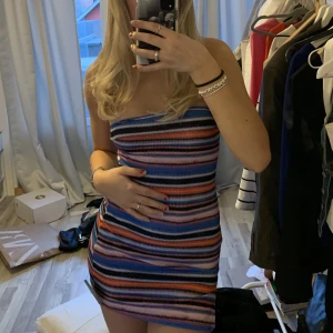 Klänning med prislappen kvaf - Världens finaste och coolaste bandeauklänning från Nelly, den har inte kommit till användning och därför säljer jag den! Prislappen är kvar! 💙💚funkar även som kjol eller topp! 