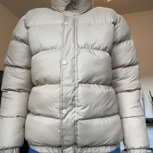 Beige pufferjacket  - Supersöt pufferjacket från JFR! Säljer pga att den inte kommer till användning. Hör av dig om du är intresserad/vill ha fler bilder☺️PRIS KAN DISKUTERAS
