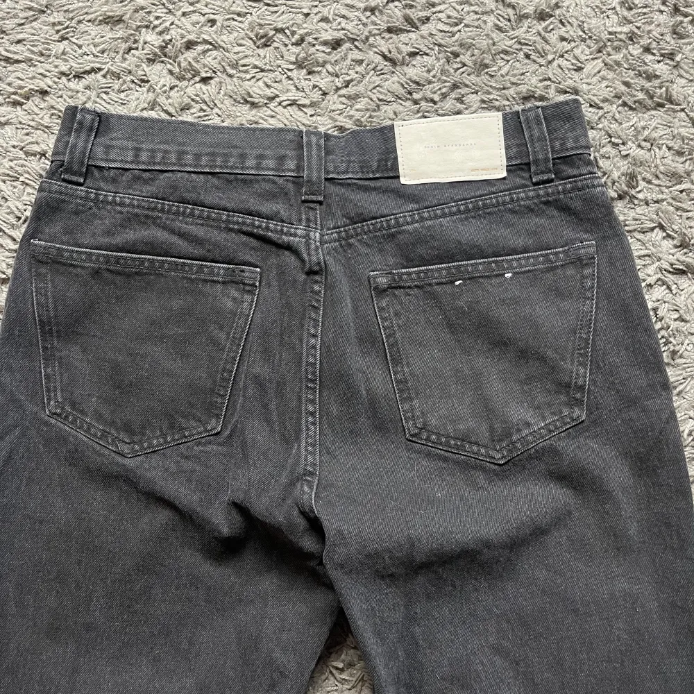 Grå jeans från zara, storlek 42.. Jeans & Byxor.
