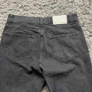 Straight jeans (herr)  - Grå jeans från zara, storlek 42.