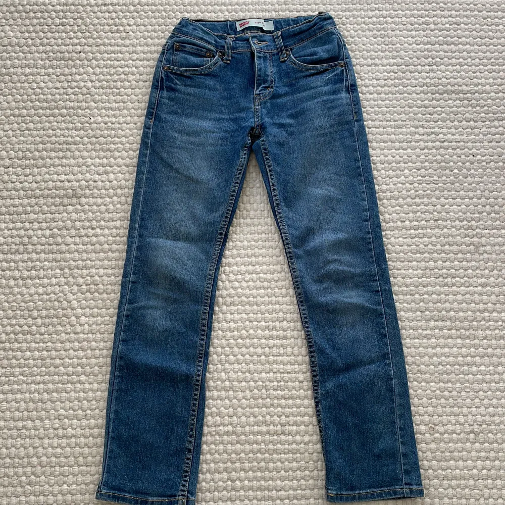Ett par blåa Levis jeans i storleken 10A. Köparen står för frakt . Jeans & Byxor.