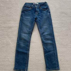 Ett par blåa Levis jeans i storleken 10A. Köparen står för frakt 