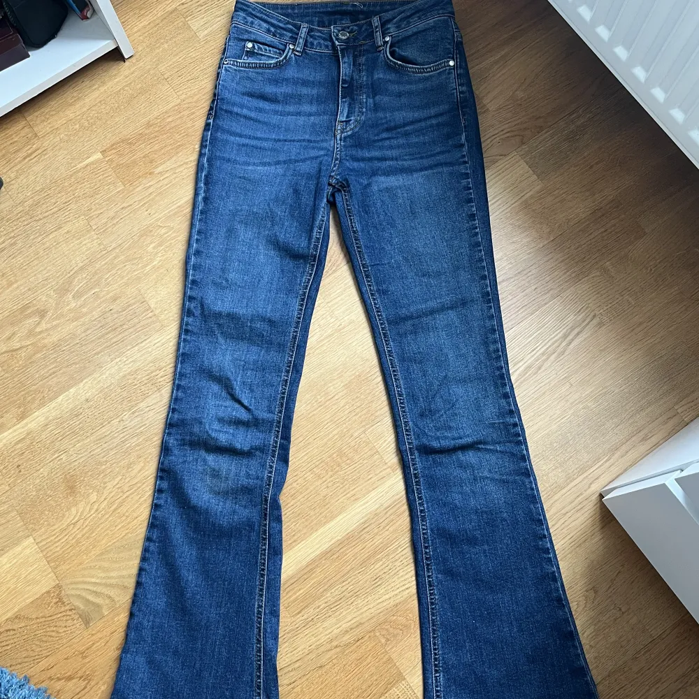 Från Gina Tricot - Natasha bootcut jeans som är slutsålda. Köpta för flera år sedan och är nu för små för mig, därav ingen bild där jag bär jeansen. Använd flertal gånger men inga synliga defekter. Storlek S men tycker de är rätt så små i storleken!. Jeans & Byxor.