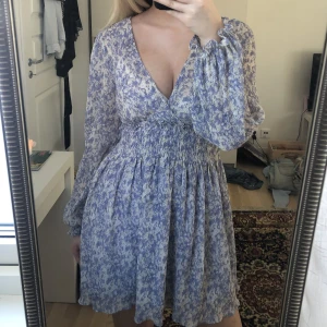  Volang klänning -  Så fin volang klänning som tyvärr inte kommer till användning längre. Den är i bra skick skriv om du har fler frågor! :)  pris kan diskuteras