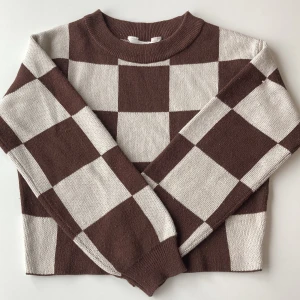 Brun stickad tröja - Säljer min fina stickade tröja. Bra skick och varm och skön. Har blivit för liten för mig men gillade den mycket. Jätte skön oxå. Kom privat för fler bilder