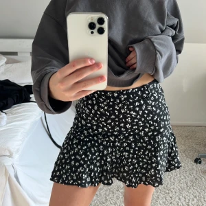 Blommig kjol - Jätte fin blommig kjol ifrån Zara! Andvänd enstaka gånger och inga defekter! Har inbyggda shorts och är lite mer högmidjad. Säljer för endast 150kr! 💕