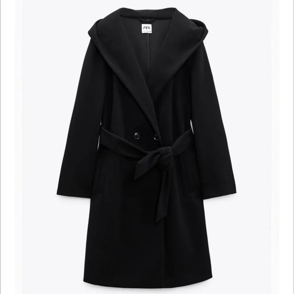Säljer denna fina kappan från Zara, använd två gånger och säljer för den är för lång på mig. Köpt för 559. Jackor.