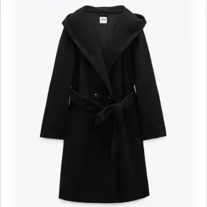 Säljer denna fina kappan från Zara, använd två gånger och säljer för den är för lång på mig. Köpt för 559