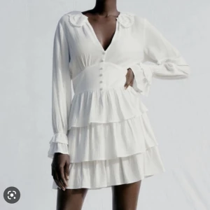 Klänning - Köpt på zara för ett år sen, endast använd en gång säljer pga för liten 😊