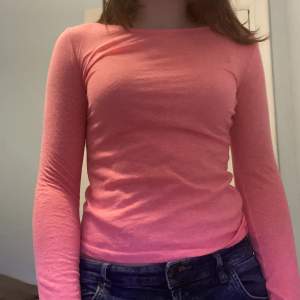 Tunn långärmad rosa tröja från H&M. Den är lite nopprig.