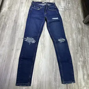 Jeans köpte från Gina tricot använd bara en gång i storlek 27 eller S. Normal i storlek.