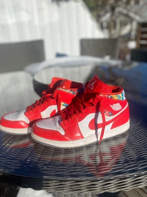 Jordan skor i fint skick  - Jordan skor i fint skick storlek 47, finns QR-kod som man kan scanna för att se att det är äkta vara. Sparsamt använda och ser nya ut. Bud från 700 