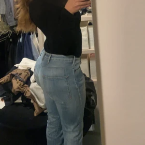 Armani jeans  -  Armani jeans, köpte de på second hand utan att testa och gillade ej hur de satt på mig därav säljer jag de. Älskar dem så det va synd. Storleken står att de är 32 men det är killmodell. Jag är i vanliga fall 36/38