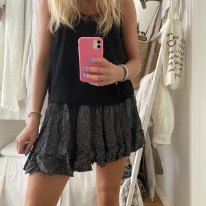 Söt kjol - Säljer denna söta kjolen eftersom den inte kommer till användning 